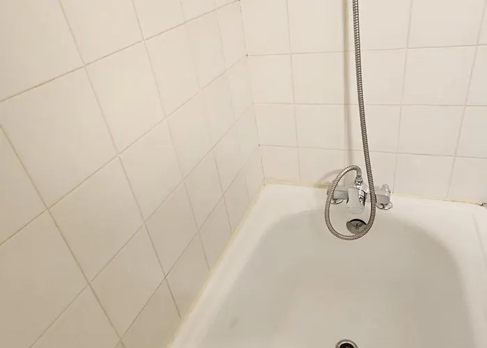 - Inout - 3 Beds Flat J-b4